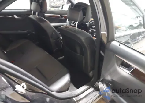 2013 Mercedes-Benz C 300 Sport 4Matic z USA, uszkodzony, nr VIN WDDGF8AB6DR274323